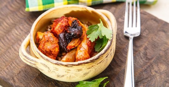 Свинина с черносливом и гречкой