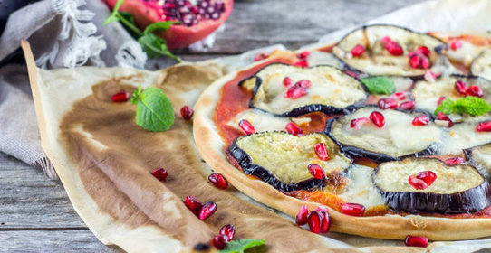 Пицца с баклажаном, моцареллой и гранатом