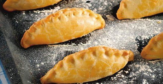 Пирожки с картофелем, фетой и печеным чесноком