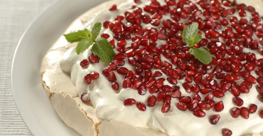 Торт безе с гранатами