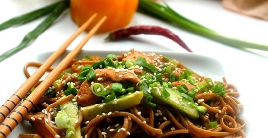 Лапша по-японски с курицей