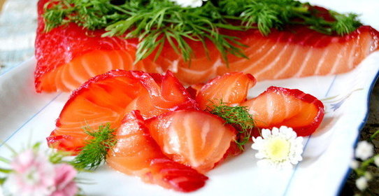 Семга слабосоленая с хреном и свеклой