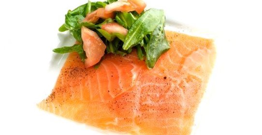 Маринованный в лимонном соке и белом вине лосось