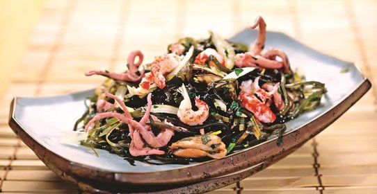 Салат из морской капусты с морепродуктами