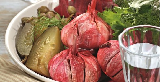 Чеснок, маринованный со свеклой