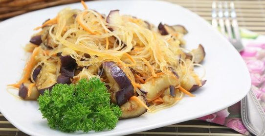 Салат из фунчозы с баклажанами