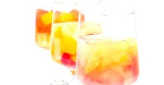 Персиковый кулер с белым вином