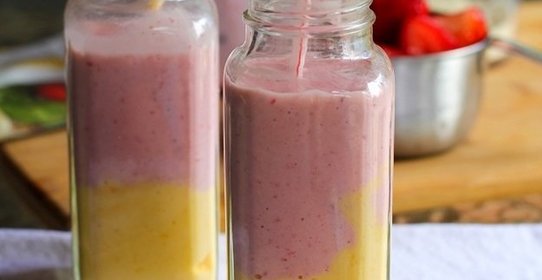 Молочный коктейль с клубникой и манго