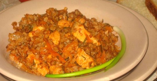 Гречка с куриным филе и овощами в томатном соусе