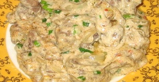 Куриная печень, тушеная со сметаной