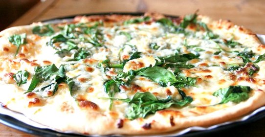 Пицца со шпинатом и сыром
