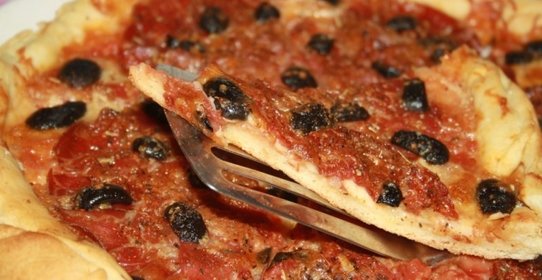 Острая пицца с сыровяленой ветчиной