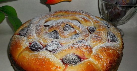 Дрожжевой пирог с творогом и сливами