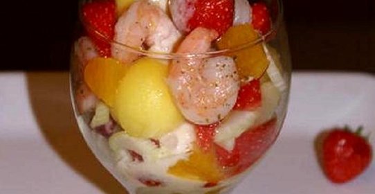 Салат-коктейль с креветками и фруктами