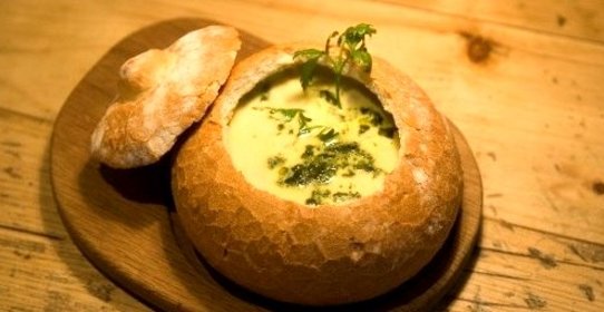 Суп в тарелке из хлеба