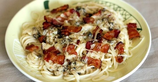 Спагетти с беконом и чесноком