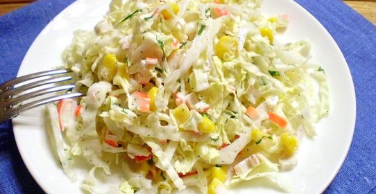 Салат с крабовыми палочками и кукурузой