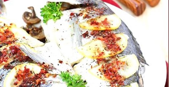Дорада с грибами, приготовленная на пару