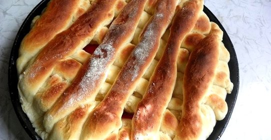 Дрожжевой пирог с персиками