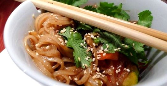 Рисовая лапша с курицей и овощами