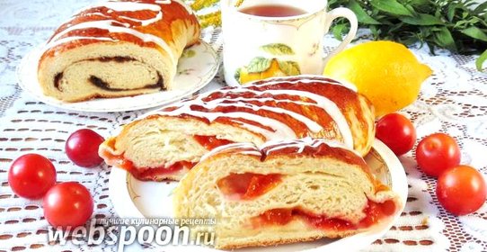 Сдобный рогалик с алычой