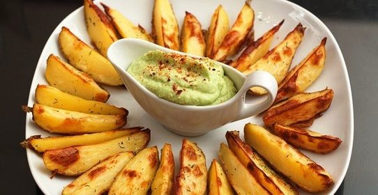 Печеный картофель с соусом из авокадо