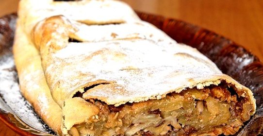 Яблочный штрудель с корицей и пеканом