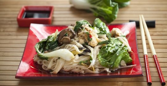 Лапша с овощами и курицей