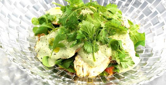 Салат из копченого цыпленка с соусом сациви