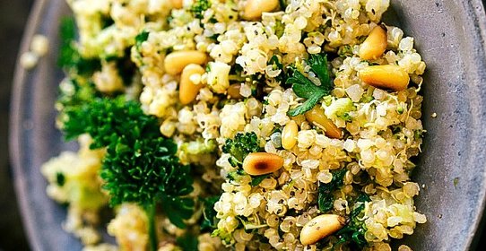 Киноа с брокколи и кедровыми орешками