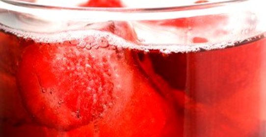 Ледяные кубики из клубники и лимонного сока для шампанского