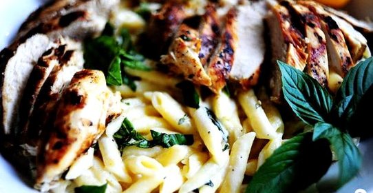 Курица гриль с сыром и макаронами