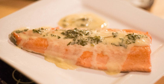 Лосось с белым вином и щавелем