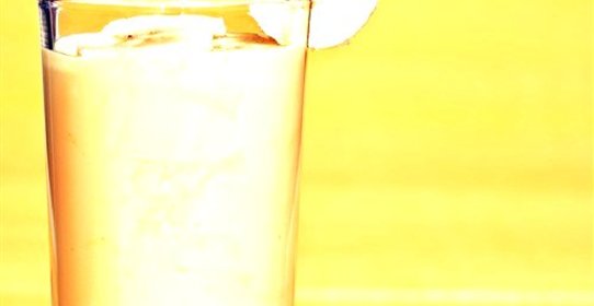 Банановый коктейль с кефиром и медом