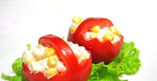 Салат с яйцами и кукурузой в лукошке