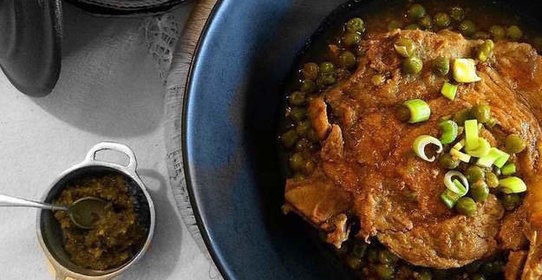 Свинина с зеленым горошком и соусом карри