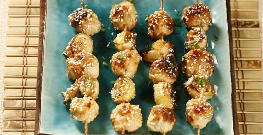 Тсукуне со свининой и луком-пореем