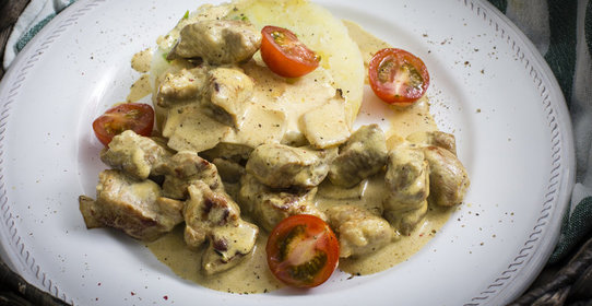 Свинина карри с толченым картофелем