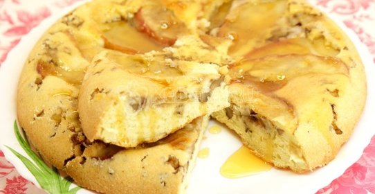 Пирог с яблоком и грецкими орехами