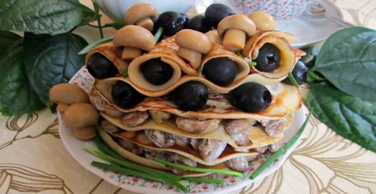 Изысканные блины с грибами и со сметаной