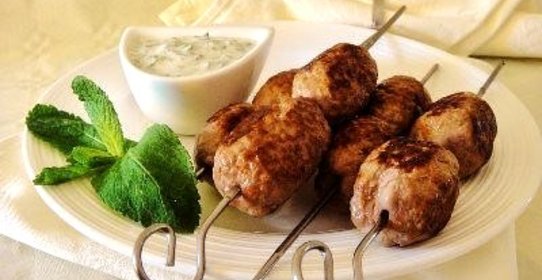 Кефта из ягненка с йогуртовым соусом
