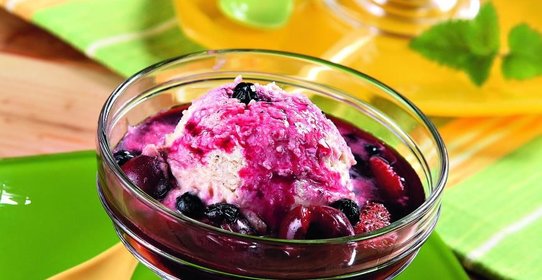 Десерт из ягод со сметаной