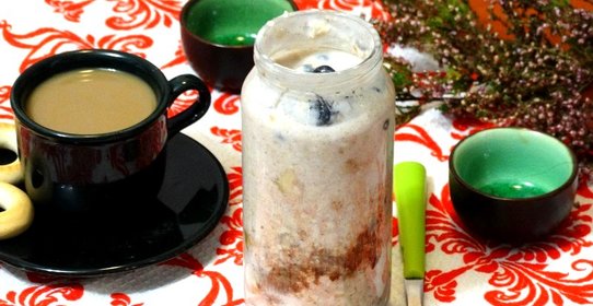 Ленивая овсянка с черникой и бананом