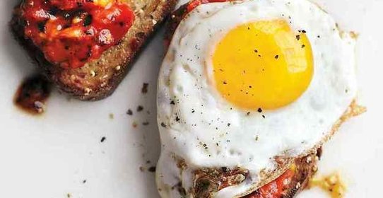 Брускетта с помидорами и яйцом