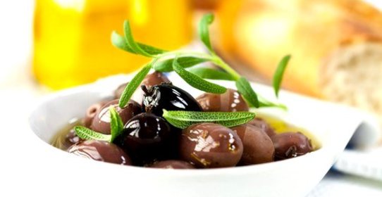 Маринованные оливки с лимоном, тимьяном и розмарином