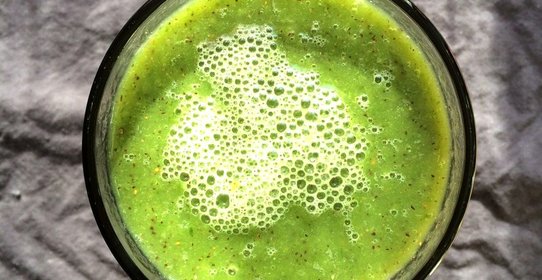 Зеленый смузи со шпинатом и киви
