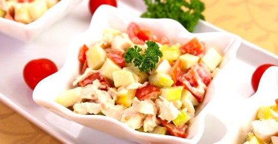 Салат с сельдереем, яблоком и куриным филе