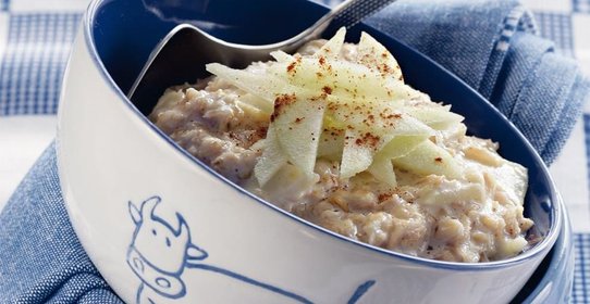 Овсяная каша с яблоками и корицей