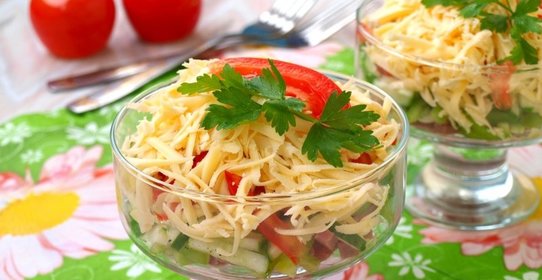 Салат с говядиной, сыром и овощами