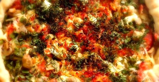 Летняя пицца с колбасой и овощами